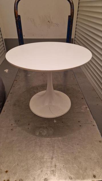 Vintage Tulp Bijzettafel beschikbaar voor biedingen