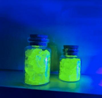 Oud Uranium glas stukjes in glazen flesjes. beschikbaar voor biedingen