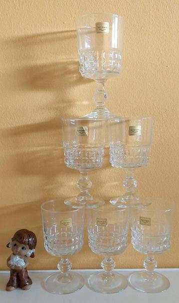 6 nieuw vintage luminarc glazen op voet  beschikbaar voor biedingen