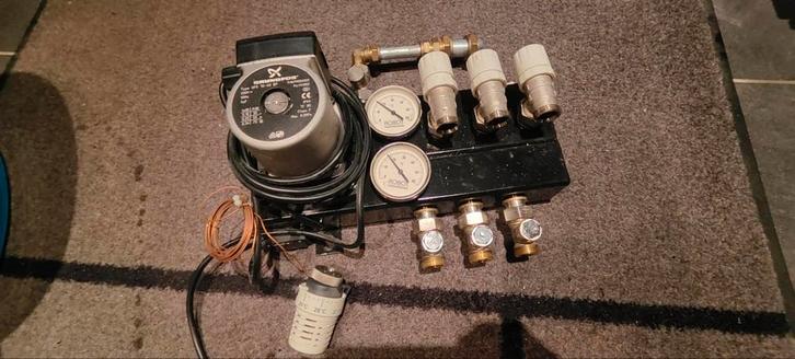 Robot 3gr. vloerverwarmingsverdeler + 2heat pompschakelaar, Doe-het-zelf en Verbouw, Verwarming en Radiatoren, Zo goed als nieuw