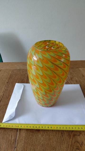 Glazen vaas beschikbaar voor biedingen