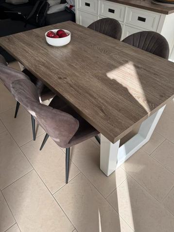 Eettafel, salontaf en dressoir beschikbaar voor biedingen