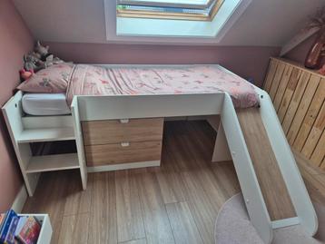 Halfhoogslaper / kinderbed 90 x 200 cm met glijbaan beschikbaar voor biedingen