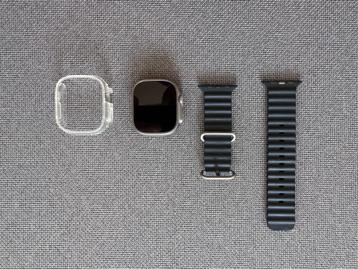 Apple Watch Ultra 1 met Blauw Ocean Band beschikbaar voor biedingen