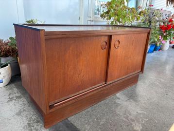 Vintage houten kastje met schuifdeuren beschikbaar voor biedingen