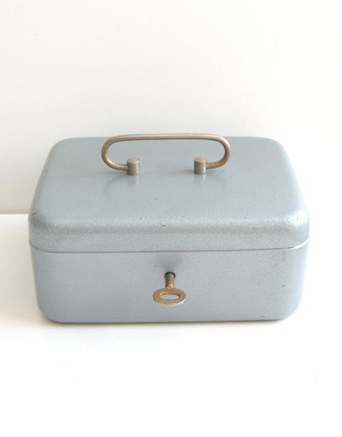 Stevig vintage geldkistje met 2 sleutels in pracht staat, Huis en Inrichting, Woonaccessoires | Kisten, Gebruikt, Minder dan 50 cm