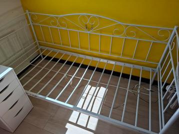 1 persoonsbed stalen frame + lattenbodem beschikbaar voor biedingen