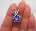 Zilveren vintage bedel/ hanger molen met blauw nr.1124, Sieraden, Tassen en Uiterlijk, Bedels, Overige merken, Verzenden, Zo goed als nieuw