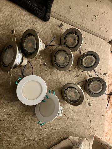 7 normale plafond spotjes en 2 badkamer beschikbaar voor biedingen