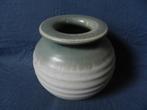 Groen en creme geglazuurde bolvormige vaas Mobach h. 14 cm., Antiek en Kunst, Ophalen of Verzenden