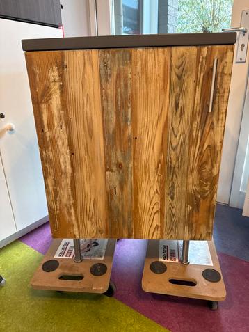 Houten Nachtkastje met Metalen Details