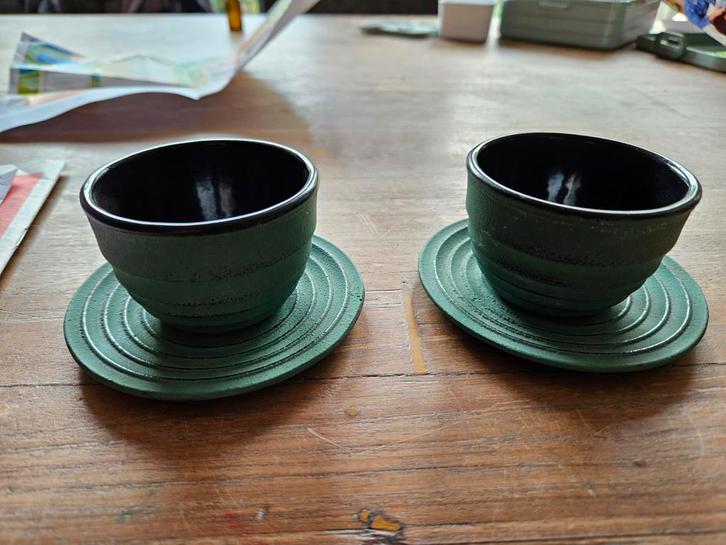 2x Gietijzeren Kop en Schotel - Groen, Huis en Inrichting, Keuken | Servies, Ophalen of Verzenden