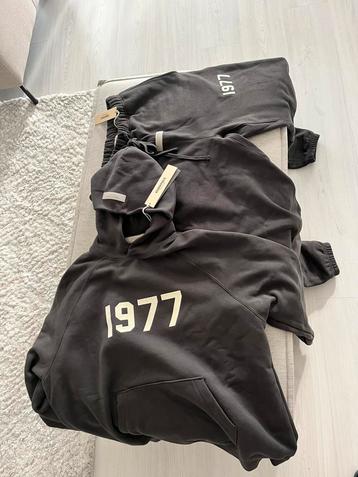 Fear of God Essentials 1977 Trainingspak Small, Medium beschikbaar voor biedingen