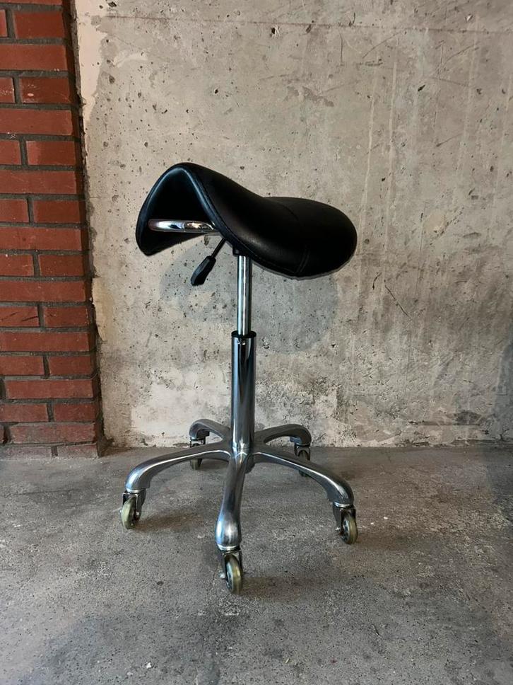 Zadelkruk, Huis en Inrichting, Barkrukken, Gebruikt, 30 tot 60 cm, Leer, Metaal, 3 krukken, In hoogte verstelbaar, Draaibaar, Ophalen