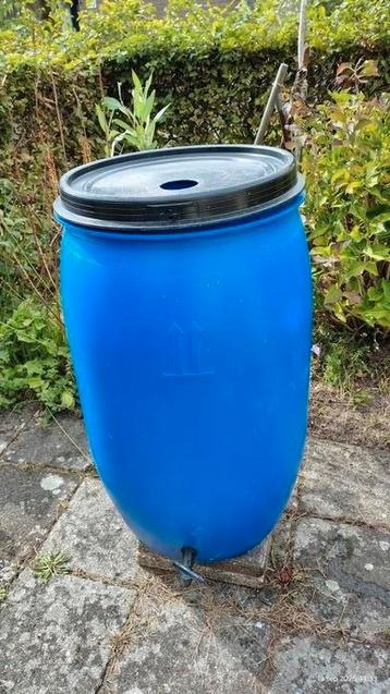 Regenton blauw met kraan en deksel, compleet. beschikbaar voor biedingen