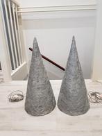 Pyramide zilverkleurig met verlichting,  Kerstverlichting, Diversen, Zo goed als nieuw, Ophalen