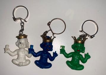Vintage sleutelhanger zittend poppetje met kroontje beschikbaar voor biedingen