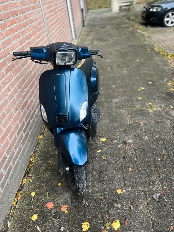 AGM scooter ( zonder kenteken ), Fietsen en Brommers, Snorfietsen en Snorscooters, Zo goed als nieuw, Overige merken, Benzine