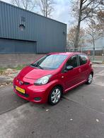 Toyota Aygo 1.0-12V Aspiration Red Metallic Navigator 2011, Voorwielaandrijving, 4 stoelen, 68 pk, Origineel Nederlands