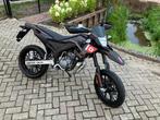 Derbi senda DRD sm x-treme LTD, Fietsen en Brommers, Brommers | Derbi, Ophalen, 6 versnellingen, Maximaal 45 km/u, Zo goed als nieuw