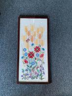 Retro schilderij geborduurd met leuke bloemen, Ophalen of Verzenden, Schilderij, Minder dan 50 cm