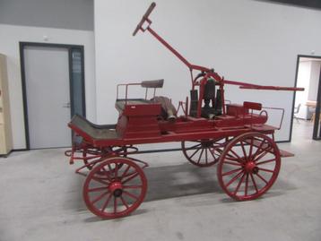 Antieke brandweerspuit. Rijtuig. Pompwagen. beschikbaar voor biedingen