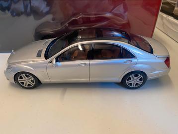 1:18 Motorhelix Mercedes-Benz S-Klasse S600L W221 beschikbaar voor biedingen