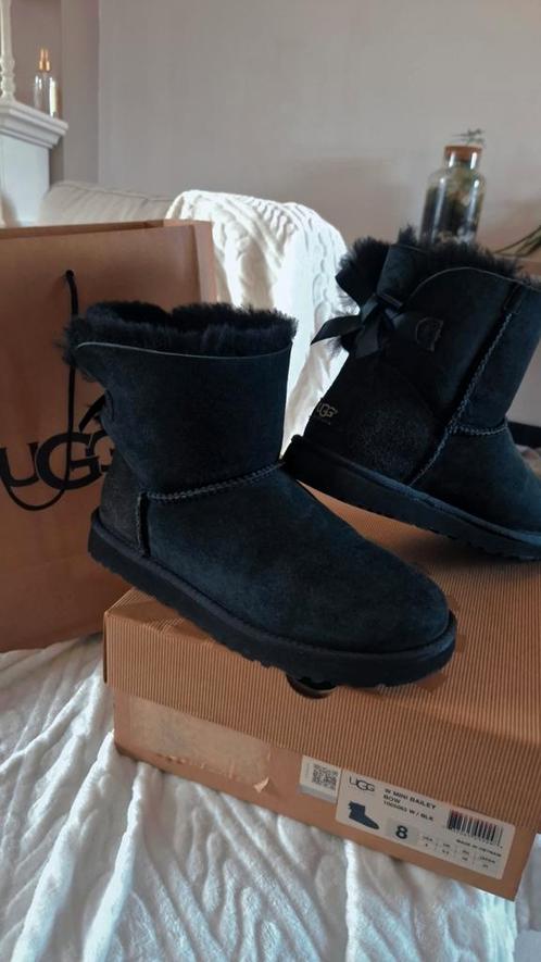 Ugg Mini Bailey Bow, Kleding | Dames, Schoenen, Zo goed als nieuw, Zwart, Ophalen of Verzenden