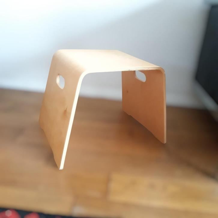 Gebogen multiplex design kruk/ bijzettafel, Huis en Inrichting, Krukjes, Zo goed als nieuw, Hout, Ophalen of Verzenden