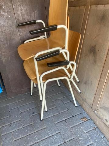 6 Mooie degelijke vintage schoolstoelen beschikbaar voor biedingen