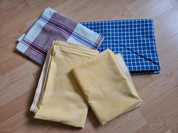 tafelkleed en lap stof beschikbaar voor biedingen