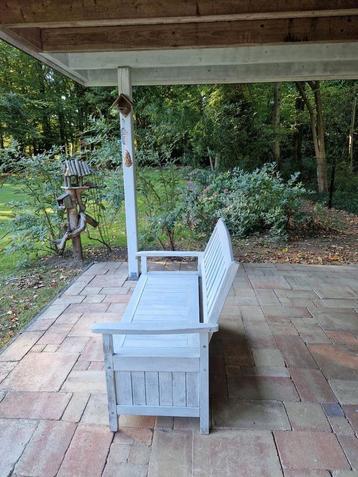 Te koop: hardhouten tuinbank, met zittingklep, armleuningen beschikbaar voor biedingen