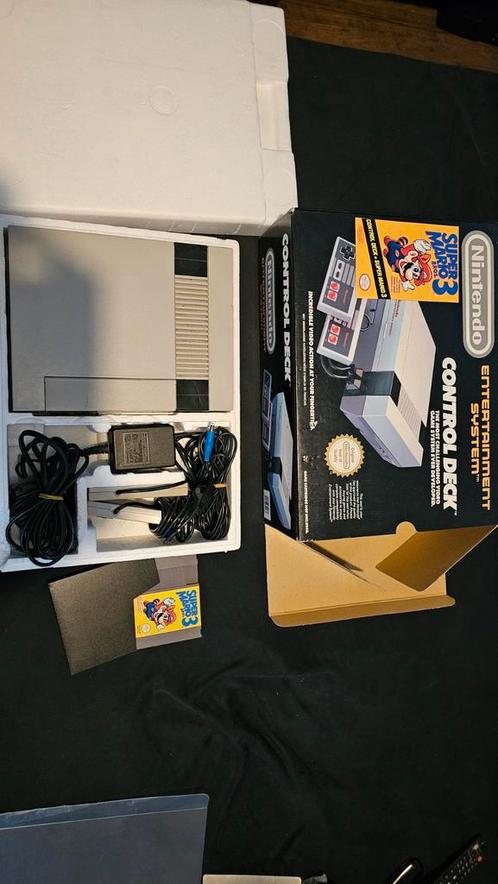 super mario bros 3 nes set in doos met boxprotector, Spelcomputers en Games, Spelcomputers | Nintendo NES, Gebruikt, Met 2 controllers