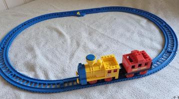 eenvoudige legotrein met rails voor jonge kinderen beschikbaar voor biedingen