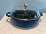 Staub lage braadpan 26 cm met Pyrex deksel, Gietijzer, Ophalen of Verzenden, Zo goed als nieuw, Staub