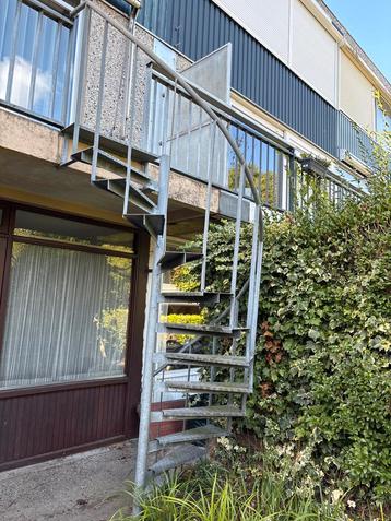 Gegalvaniseerde stalen wenteltrap - 240cm hoog beschikbaar voor biedingen