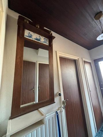 Prachtige vintage spiegel met Delfts blauwe details beschikbaar voor biedingen