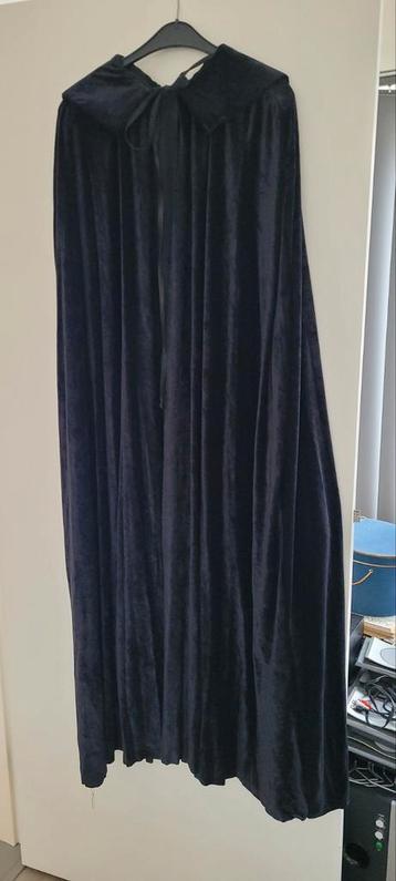 Zwarte fluwelen cape met capuchon beschikbaar voor biedingen
