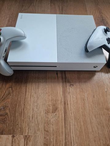 Xbox One + 2 controllers 