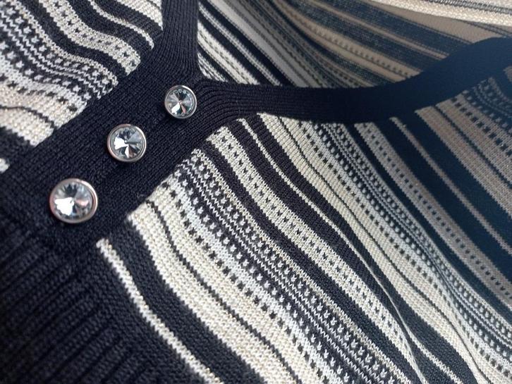 Zwart/ goud gestreepte top met V-hals en kristal knoopjes, Kleding | Dames, Truien en Vesten, Nieuw, Maat 38/40 (M), Zwart, Ophalen of Verzenden