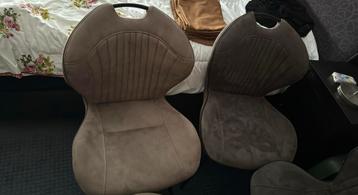 4 eetkamer stoelen beschikbaar voor biedingen