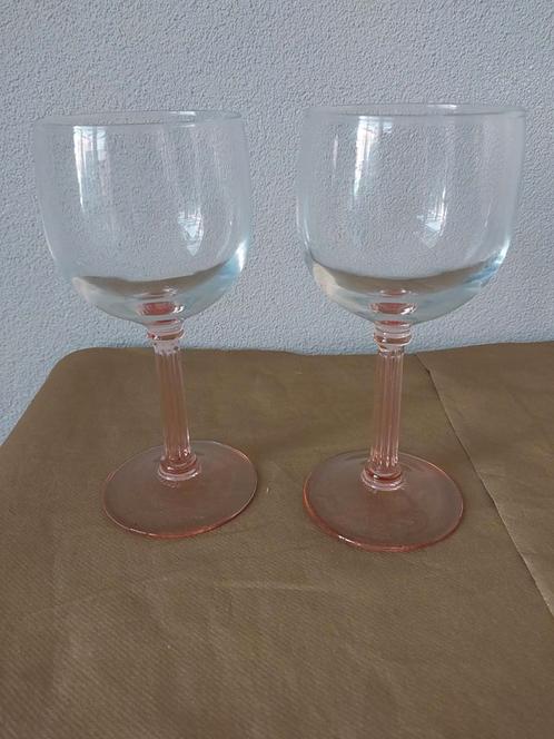 2 prachtige wijnglazen op roze poot van Luminarc France, Antiek en Kunst, Antiek | Glas en Kristal, Ophalen of Verzenden