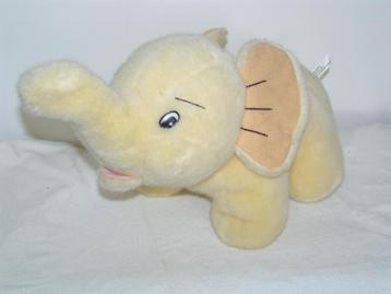 Gezellige pastelkleurige olifant. beschikbaar voor biedingen