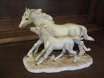 altmann porceleinen paard met haar veulen mooi beeldje 20cm, Verzamelen, Beelden en Beeldjes, Ophalen of Verzenden, Zo goed als nieuw