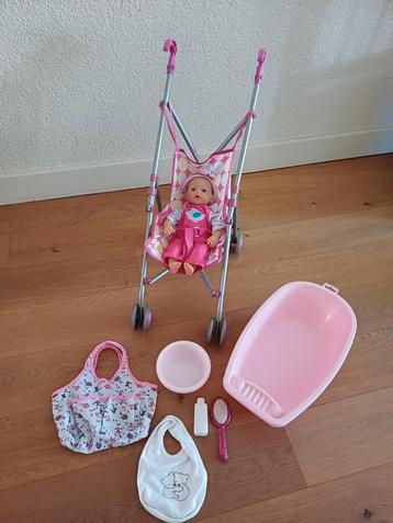 Vrolijke buggy met pop en veel accessoires  beschikbaar voor biedingen