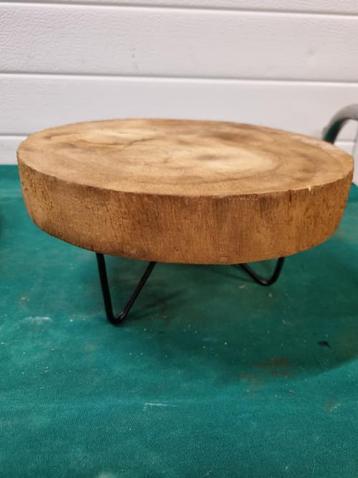 plantentafel rond op metalen poot beschikbaar voor biedingen