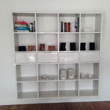 Boekenkast aan de muur 