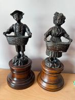 2 bronzen beelden op houten voetstuk, Ophalen of Verzenden