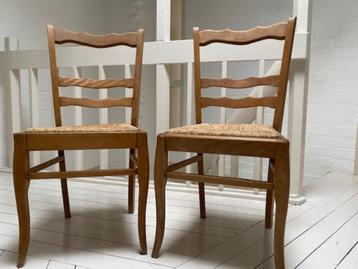 2 rieten stoelen beschikbaar voor biedingen