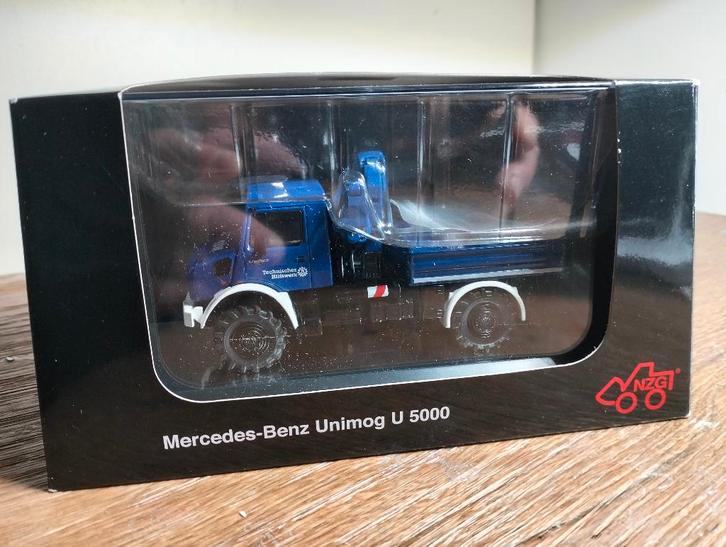 Te koop NZG Mercedes-Benz Umimog U5000 THW met kraan., Hobby en Vrije tijd, Modelauto's | 1:32, Zo goed als nieuw, Tractor of Landbouw